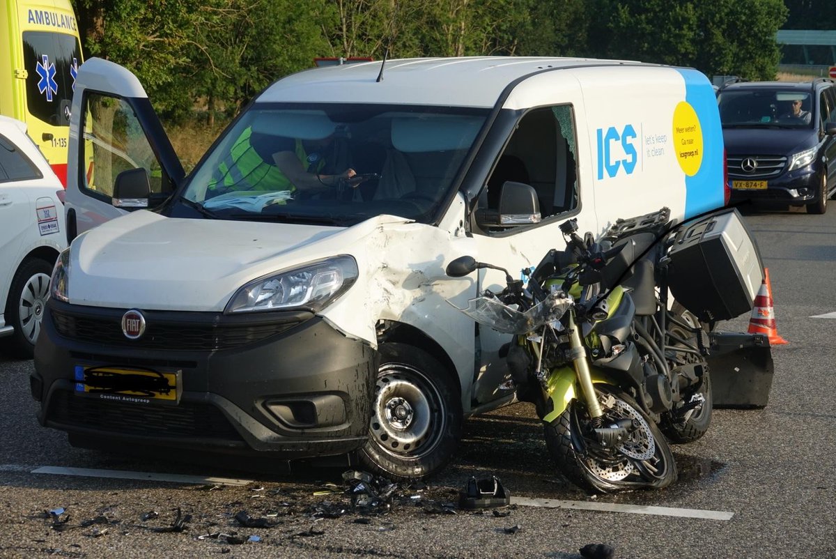 Motorrijder zwaargewond bij ernstig ongeval op afrit van A7 bij Middenbeemster..
