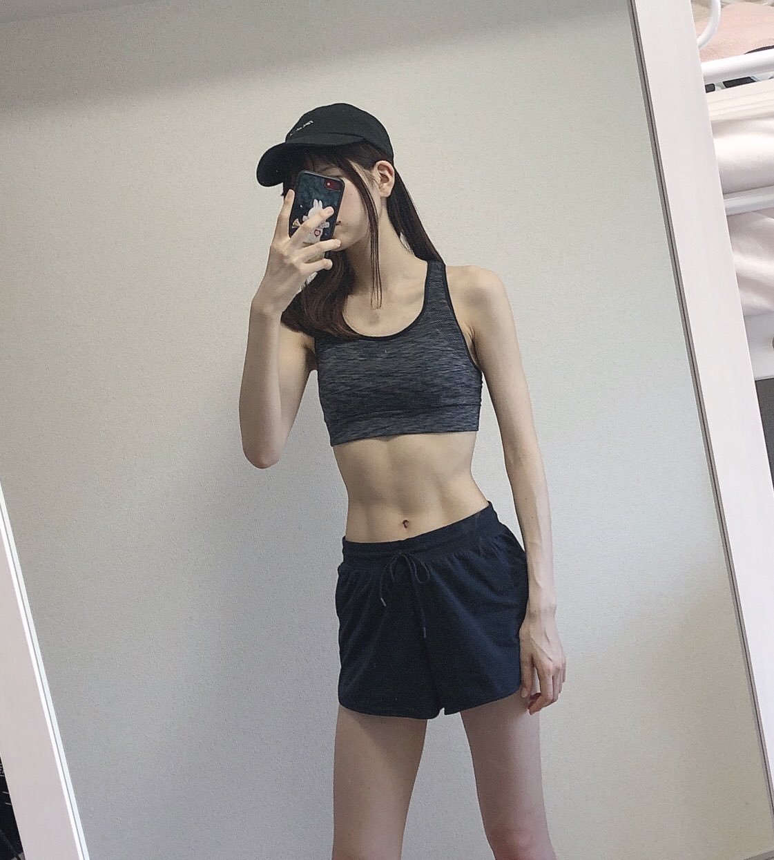 渡辺弓華 Yumika 暑すぎてウォーキングできないので家でひたすら筋トレ 脚パカ エアチャリ 下腹腹筋 デッドバグの流れがルーティーン 腹筋は変わらずこればっかにならないようにたまに違う組み合せ入れてる T Co Dk4horfw1j Twitter