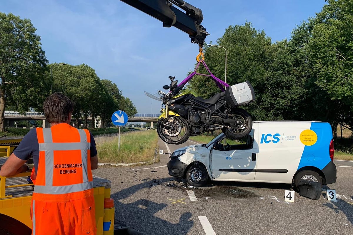 Motorrijder zwaargewond bij ongeval afrit A7..