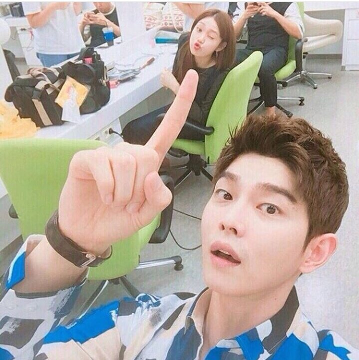 Now,, let's move to #yoonkyunsang ,  #LeeJongSuk and  #LeeSungKyung friendshipThey're like brothers and sister squad. 