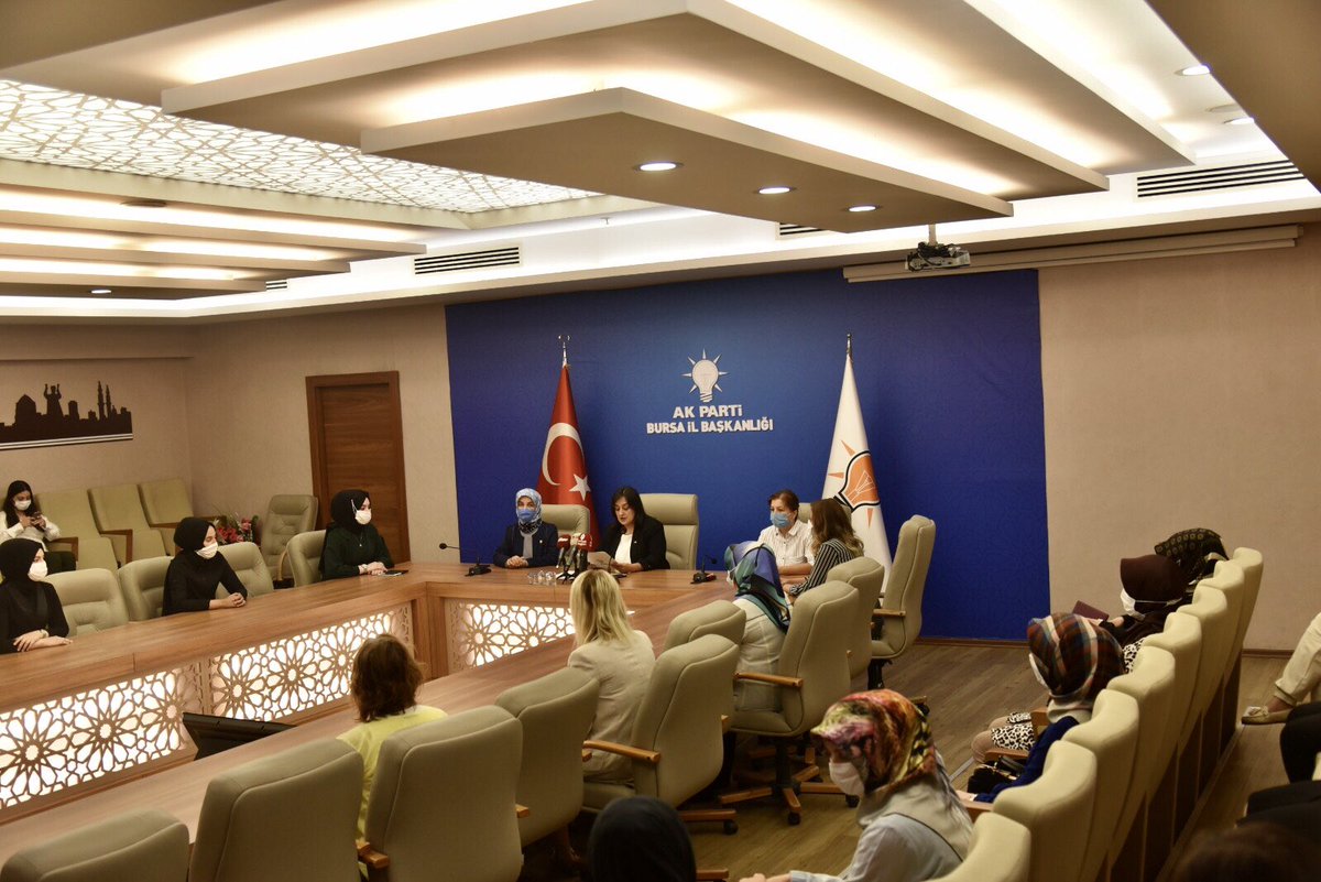 akkadinbursa's tweet photo. Gazeteci Abdurrahman Dilipak’ın AK Partili kadınlara yönelik yaptığı hakaret ve yakıştırmalar sebebiyle gerçekleştirdiğimiz suç duyurusuna ilişkin Mv. Sn.@vildanylmzgurel,İl Başkan Yardımcımız ve Kadın Kolları teşkilatlarımızın da katılımlarıyla basın açıklaması gerçekleştirdik https://t.co/1gbuSPGc93