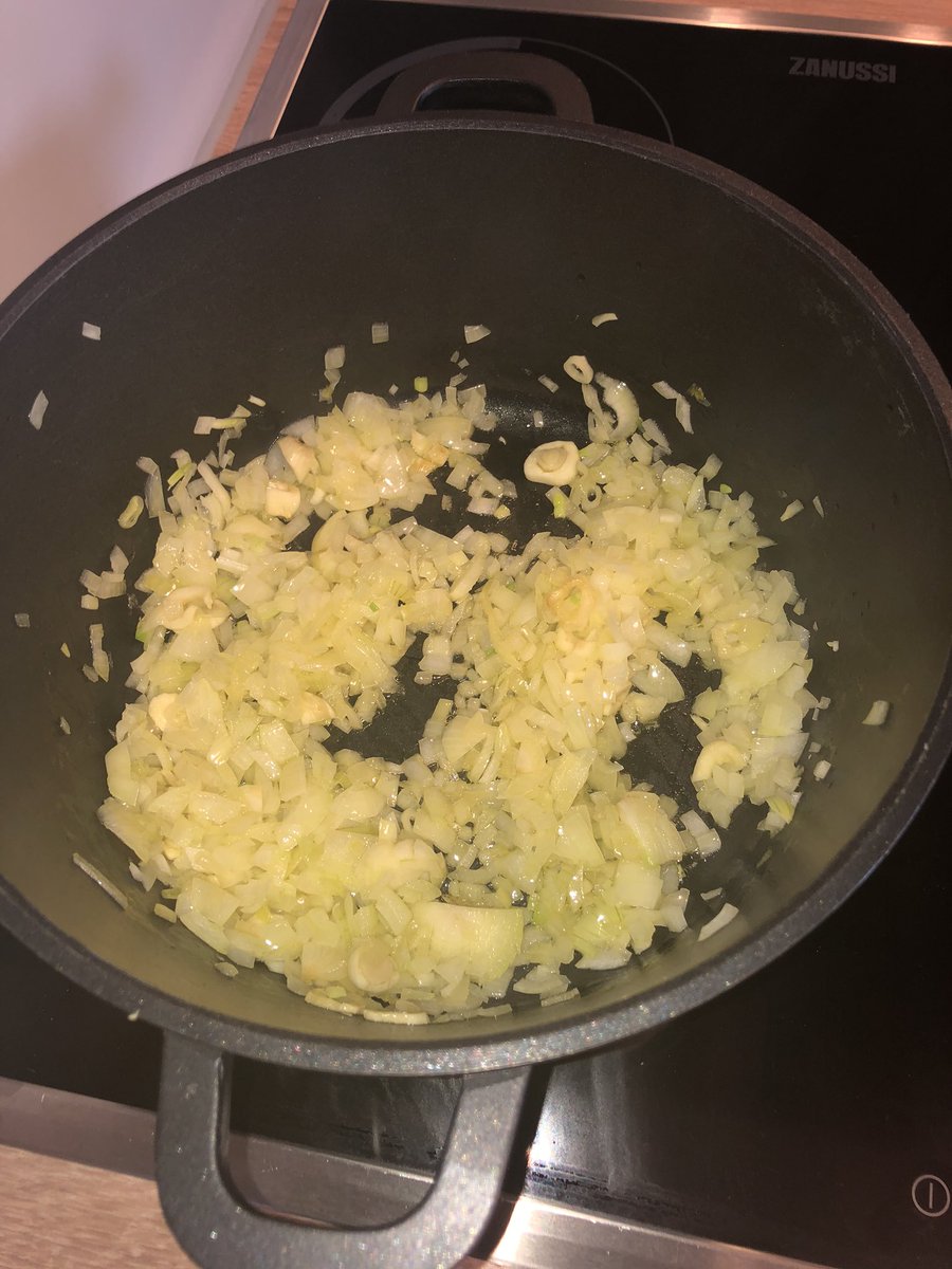 AttilaKiltmann's tweet photo. Mhhm, hier riecht es aber gut, was kochst du denn leckeres? @gemischtes @GemischteBz @ZitateHack @gemischtehackis @hackzitate @TommiSchmitt #gemischteshack #hackis https://t.co/CrP6NvH8y3