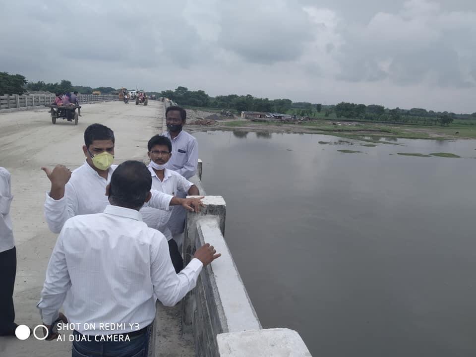 DrMdJawaid1's tweet photo. Today inspected the damage done by Chenga river at Thakurganj block with officials from the concern dept.We need long term solution and this can be done only when state and central govts respond to this perennial crisis. @RahulGandhi @INCIndia @NitishKumar https://t.co/ISjaGWyWwN