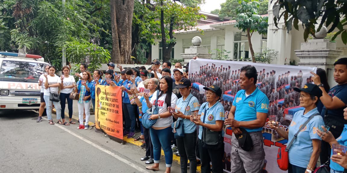 borrachofilms's tweet photo. LOOK: Borracho Film Productions, Inc. Top Exec and Anti-Crime Advocate Atty. Ferdie Topacio (@YesYesYo13) rallies together with the parents and families of the #SAF44 who died at Mamasapano encounter years ago. https://t.co/8T4mcD3fjx