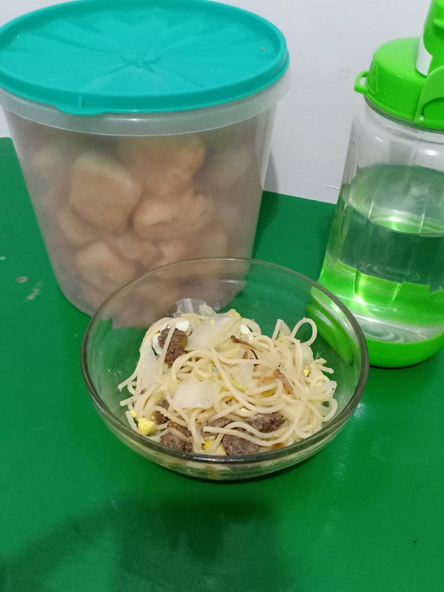 ChubbyNatsa's tweet photo. Spaghetti orang indo, campur sayur+ makan pakai krupuk🤣🤣 https://t.co/JM9JS56PPs