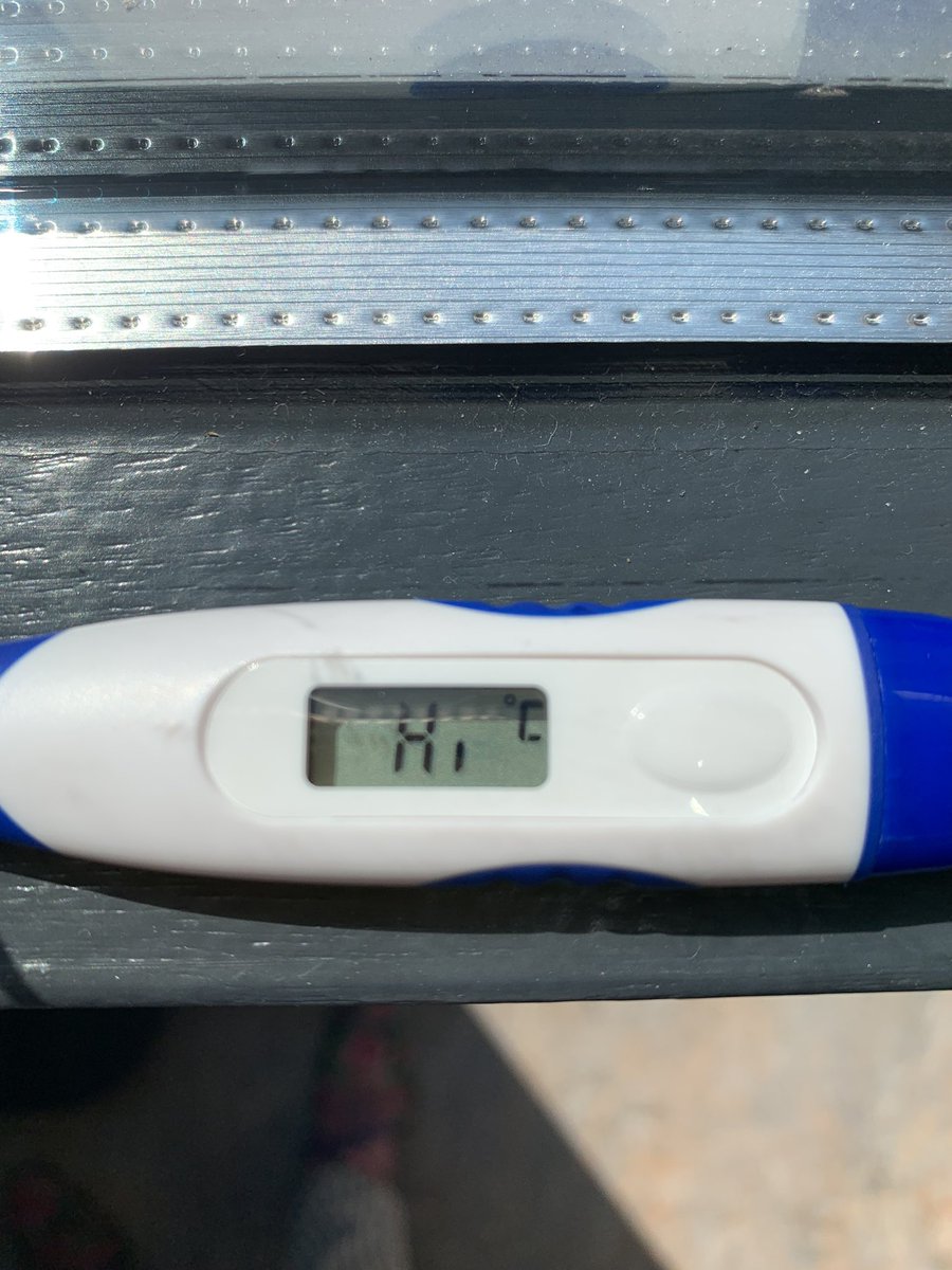 Gisteren heeft een personeelslid van een #kinderdagverblijf een thermometer achter het #glas gelegd. Buiten is het 32gr op de eerste foto ziet u de doorstraling van de warmte waar onze #nanofolie is geplakt en bij het andere raam is niks geplakt.