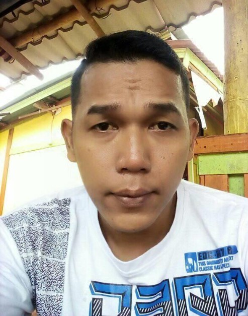 oktarinif_'s tweet photo. @e100ss Mohon bantuan pencarian anak hilang berusia 14 tahun bernama Florensia . Dibawa kabur oleh pria bernama wawan berusia 41 tahun . Lokasi terakhir di Majalengka . Foto terlampir milik Florensia dan Wawan . https://t.co/4w5O5esbir