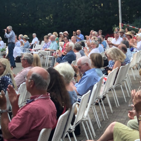 #OpenAir-Premiere! Das #SiroccoSaxophoneQuartet beglückte mit einem vielseitigen Programm. Nächsten Sonnabend, 15.8., 17 h, geht es mit dem <a href="/visionquartet/">visionstringquartet</a> weiter. Ein Tipp für alle Hitze-Scheuen: Bühne und Publikum befinden sich in Planten un Blumen zur Konzertzeit Schatten. (LH)