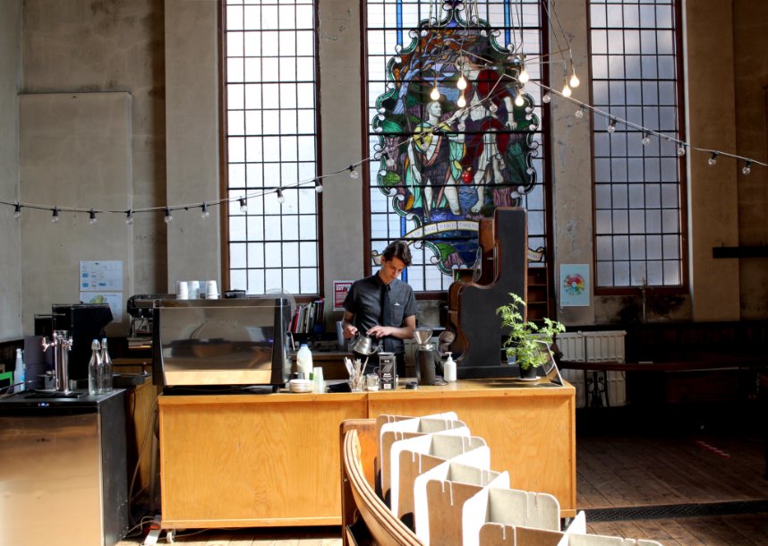 In Brighton this morning with <a href="/ProBaristas/">Speciality Baristas</a> at One Church. Vaulted ceilings and gentle measures to ensure separation and much needed ventilation. Plenty happening in this coastal hub for hospitality with over 100 #eatouthelpout businesses in the town centre.