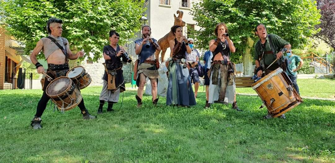 Bolo de #Crots, finiquitat!
Preciós cap de setmana a peus dels Alps amb una acollida impressionant. Hem retrobat als amics de #ArméedesMaures i els #TanneursdeDrac, gent brutal que ens han ajudat en tot!
Moltíssimes gràcies al fantàstic Karim Frères per convidar-nos!!!
Seguim!!!