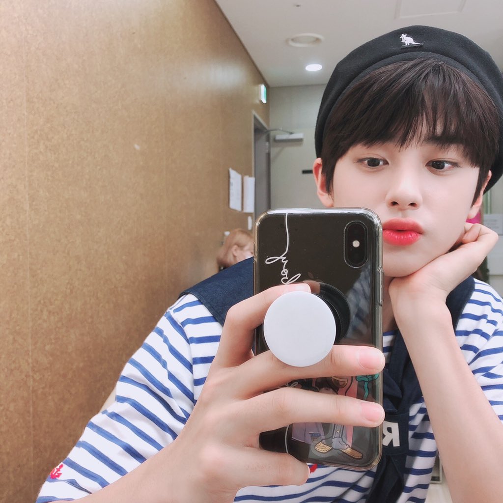 minkyu_0312's tweet photo. [💌PHOTO]
마린룩+거울+밍규
말이 필요 없는 조합💙

#김민규 #민규 #KIMMINKYU
#더쇼 #THESHOW #밍쇼 https://t.co/4a2uNZhvTR