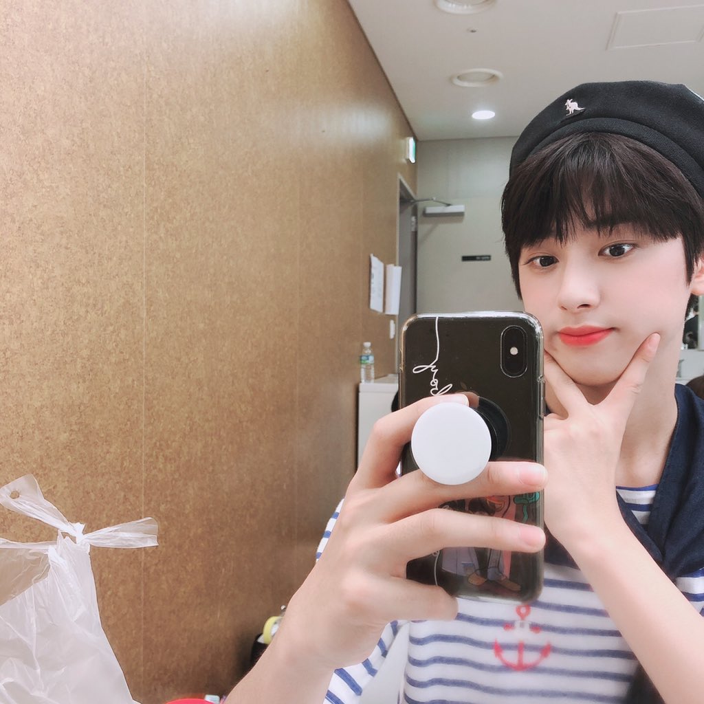 minkyu_0312's tweet photo. [💌PHOTO]
마린룩+거울+밍규
말이 필요 없는 조합💙

#김민규 #민규 #KIMMINKYU
#더쇼 #THESHOW #밍쇼 https://t.co/4a2uNZhvTR