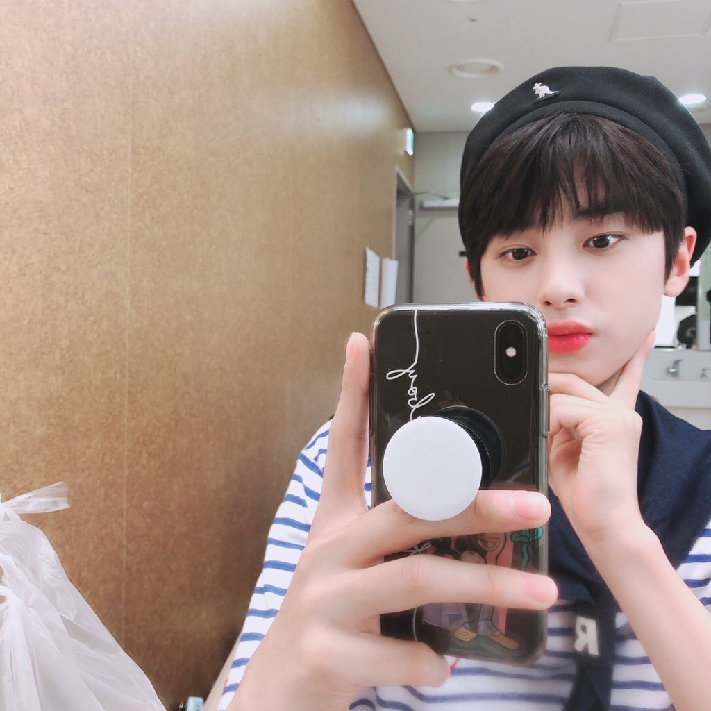 minkyu_0312's tweet photo. [💌PHOTO]
마린룩+거울+밍규
말이 필요 없는 조합💙

#김민규 #민규 #KIMMINKYU
#더쇼 #THESHOW #밍쇼 https://t.co/4a2uNZhvTR