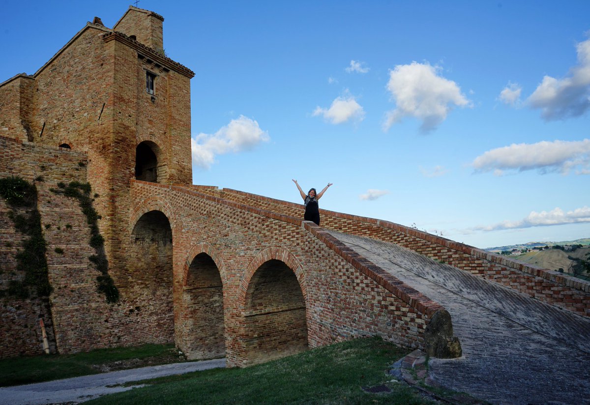 girovagate's tweet photo. Conoscete Loretello,
il castello dell'amore?
Piccolo, delizioso, circondato da uno dei paesaggi più belli delle Marche, la piccola e romantica Loreto è il luogo perfetto dove godersi un buon calice di vino (marchigiano!) e rilassarsi
#destinazionemarche #ad
#ripartodallitalia https://t.co/JiijowTYK1