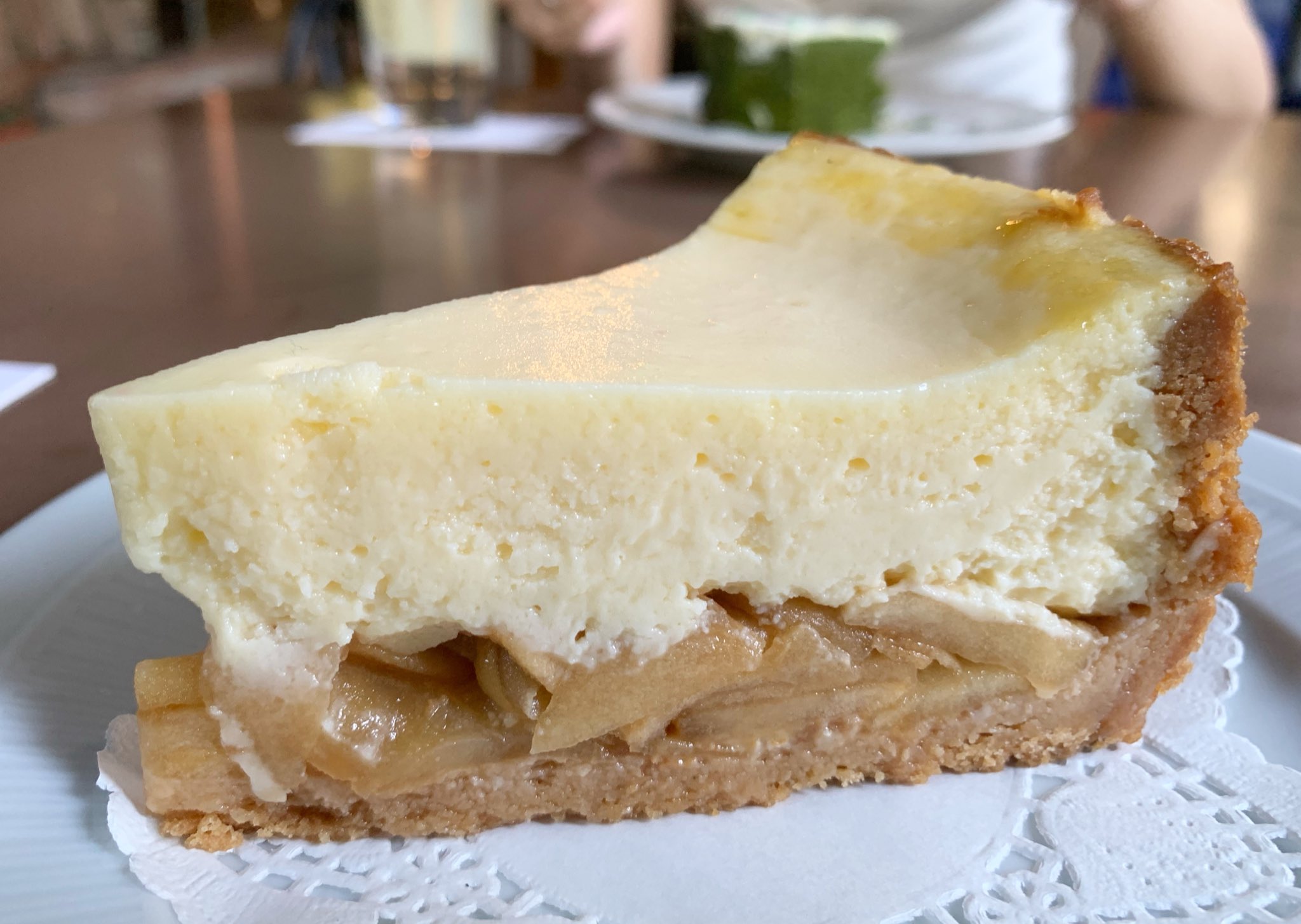 りょうくんグルメ On Twitter まじでこの世の全てのチーズ 好きに教えてあげたいんだが表参道の モントーク には全ての人間を虜にする禁断のアップルチーズケーキがある これが柔らかめのちーけーにリンゴが入って超絶美味いからぜひ全国のチーズ好き チーズを