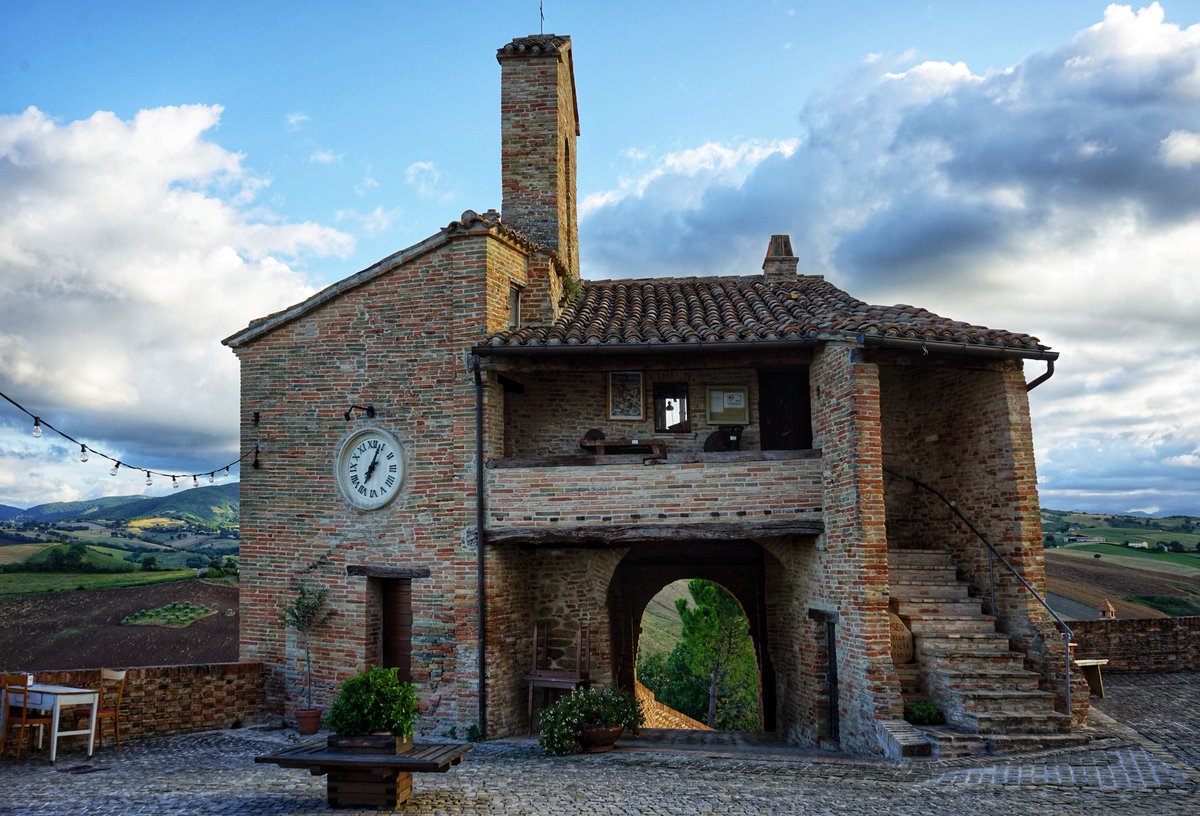 girovagate's tweet photo. Conoscete Loretello,
il castello dell'amore?
Piccolo, delizioso, circondato da uno dei paesaggi più belli delle Marche, la piccola e romantica Loreto è il luogo perfetto dove godersi un buon calice di vino (marchigiano!) e rilassarsi
#destinazionemarche #ad
#ripartodallitalia https://t.co/JiijowTYK1
