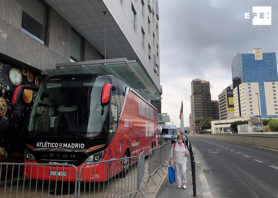 El autobús del Atlético, junto al hotel Epic Sana (Foto: EFE).