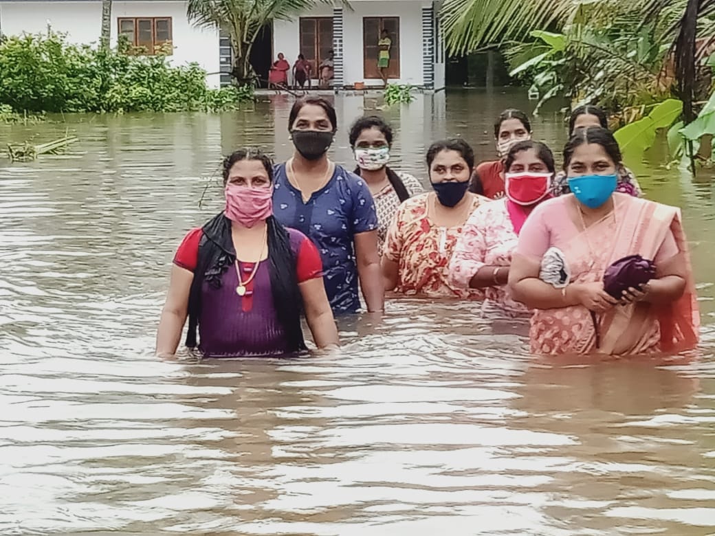 cpimspeak's tweet photo. AIDWA comrades in Kannur district visiting flood affected homes, making lists of requirements and providing relief. Later all families were shifted to the relief camp. https://t.co/pW6youRgB5