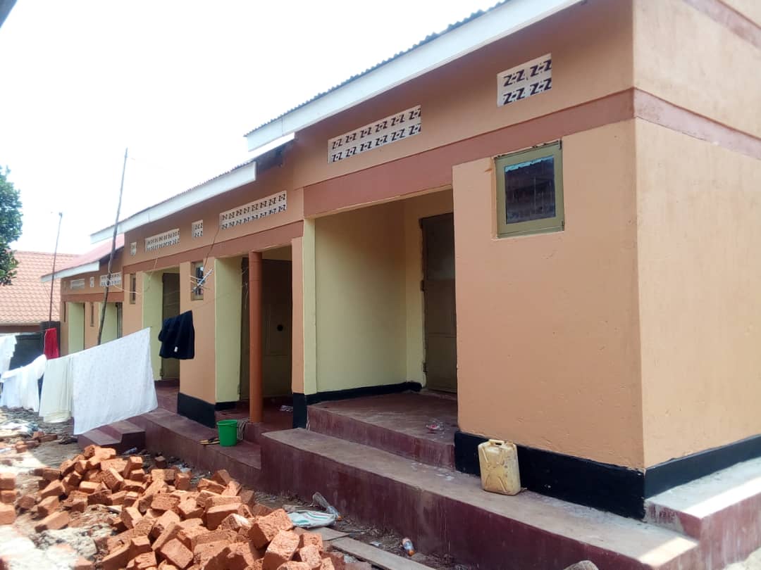 McKCarol256's tweet photo. PRAISE PROPERTY CONSULTS UGANDA.On sale are our 5 double rental units under renovation,wall fence being constructed too. They make 1m monthly rent,all occupied with tenants,in Nansana_Kyebando. We're selling them at 65m only. DM/Call/WhatsApp @PraiseUganda 0706147006/0783821918. https://t.co/iY3FDx4AKz