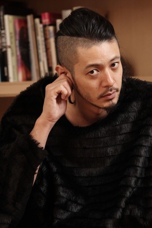 某 福田 Fukuta ｕ Twitterissa 仮面ライダークウガの4つのフォームを オダギリジョーで考えみますと マイティ アシンメトリー ドラゴン ショート ニュアンスパーマ ペガサス ポンパドール タイタン ツーブロック ですかね 髪型ね 彼はセーターブックより