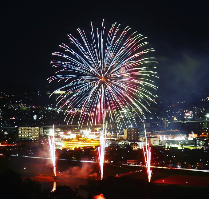 花火大会 サプライズ花火が広島で打ちあがる 広島東洋カープvs中日ドラゴンズ 5回裏終了のタイミングで みんなの反応 画像 まとめダネ