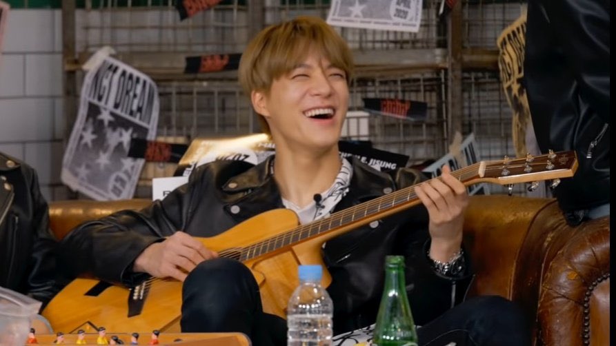 jeno play instruments he can play guitar