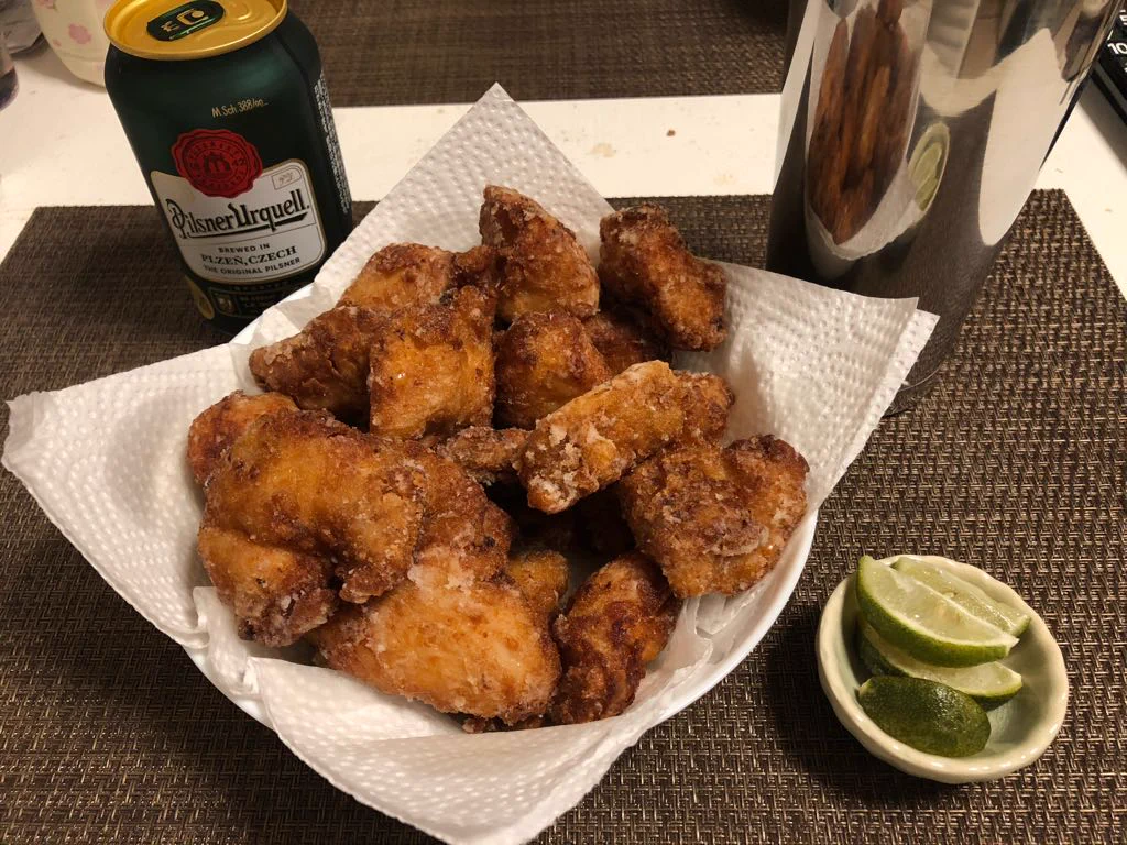 今日は巷で手抜き料理と噂の唐揚げを作りました。リュウジさんの至高の唐揚げ！ 作ってるからお酒も(自身に)投入して無事最高となった。 うんめ〜〜。 @ore825 