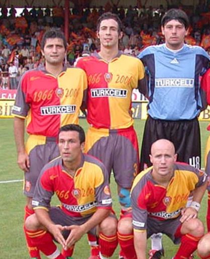 UnutulmazSL's tweet photo. Ömer Erdoğan

Uyruk: Türkiye 🇹🇷
Pozisyon: Defans
Süper Lig Kulüpleri: Erzurumspor, Diyarbakırspor, Galatasaray, Malatyaspor, Bursaspor
Süreç: 1998-2013

Süper Lig İstatistikleri:
Maç: 401
Gol:   25

#ÖmerErdoğan #SüperLig #Galatasaray #Bursaspor #unutulmaz #hatıra #futbol https://t.co/bqcJPmTd5d