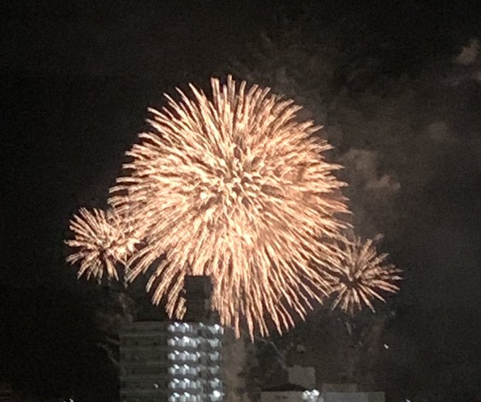 花火大会 サプライズ花火が広島で打ちあがる 広島東洋カープvs中日ドラゴンズ 5回裏終了のタイミングで みんなの反応 画像 まとめダネ