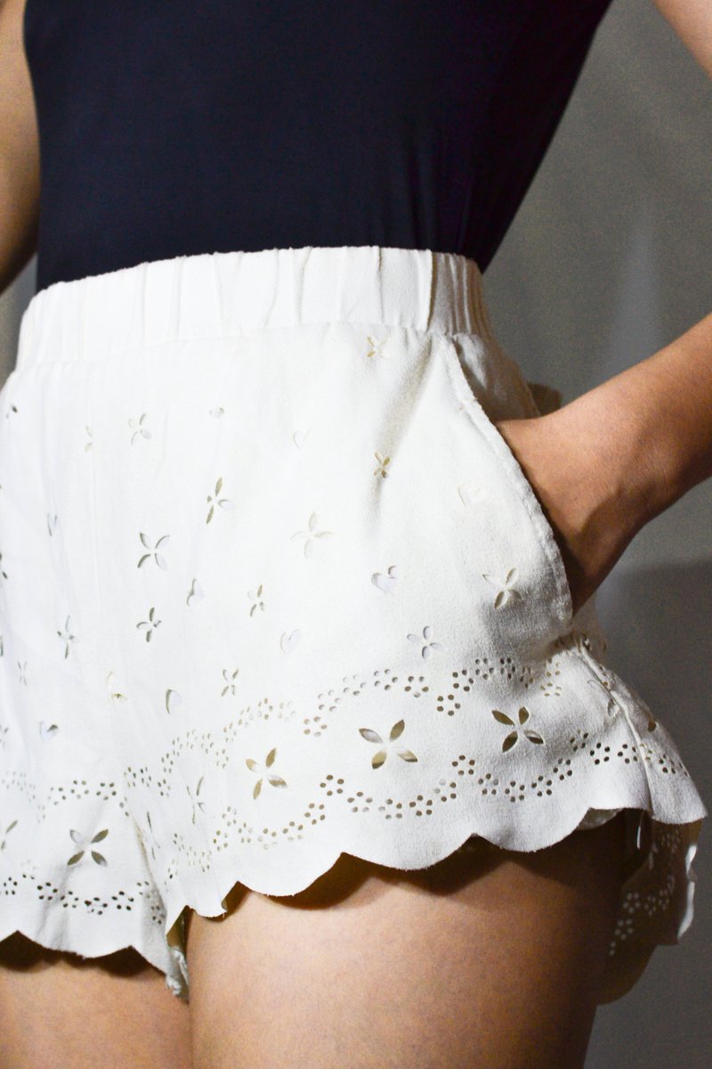 chencreates's tweet image. WHITE HIGH-WAISTED SHORT
Price: P175

SIZE: S-M (Strechable)
CONDITION: 10/10
DIMENTIONS: lxw | 26x25
ㅤ
The item have been used heavily.
All items in excellent condition unless noted.