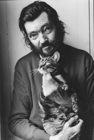 "Probablemente de todos nuestros sentimientos el único que no es verdaderamente nuestro es la esperanza. La esperanza le pertenece a la vida, es la vida misma defendiéndose".
(Julio Cortázar. 1914 - 1984).