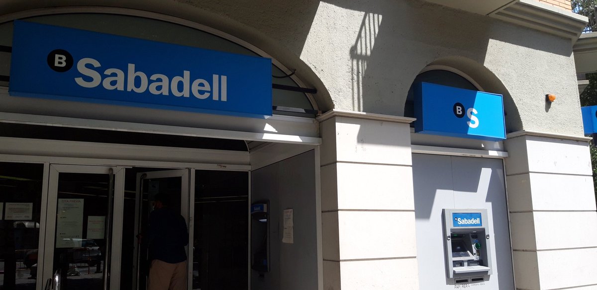 Este <a href="/BancoSabadell/">Banco Sabadell</a> abusa de las citas previas. En este momento que no hay nadie dentro niega la atención a una persona dependiente y la obliga a que venga en otro momento. La inhumanidad al límite