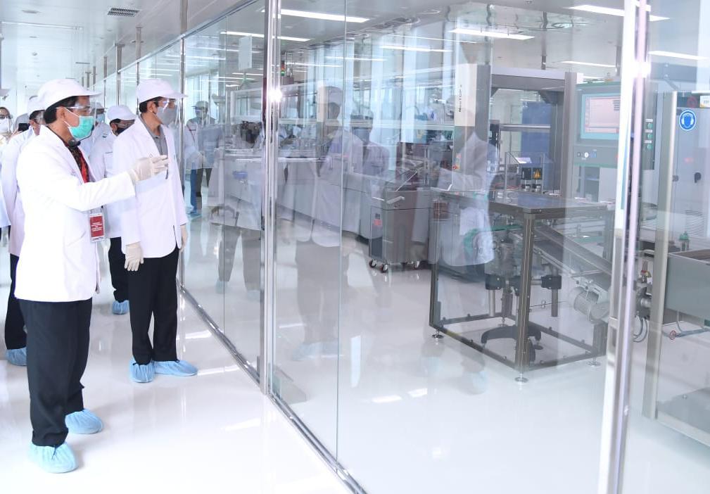 Saya telah melihat sendiri kesiapan dan fasilitas produksi vaksin milik BUMN Bio Farma di Kota Bandung, hari ini.

Bio Farma akan segera memproduksi vaksin Covid-19 untuk memenuhi kebutuhan dalam negeri apabila  vaksin tersebut telah ditemukan dan telah teruji secara klinis.