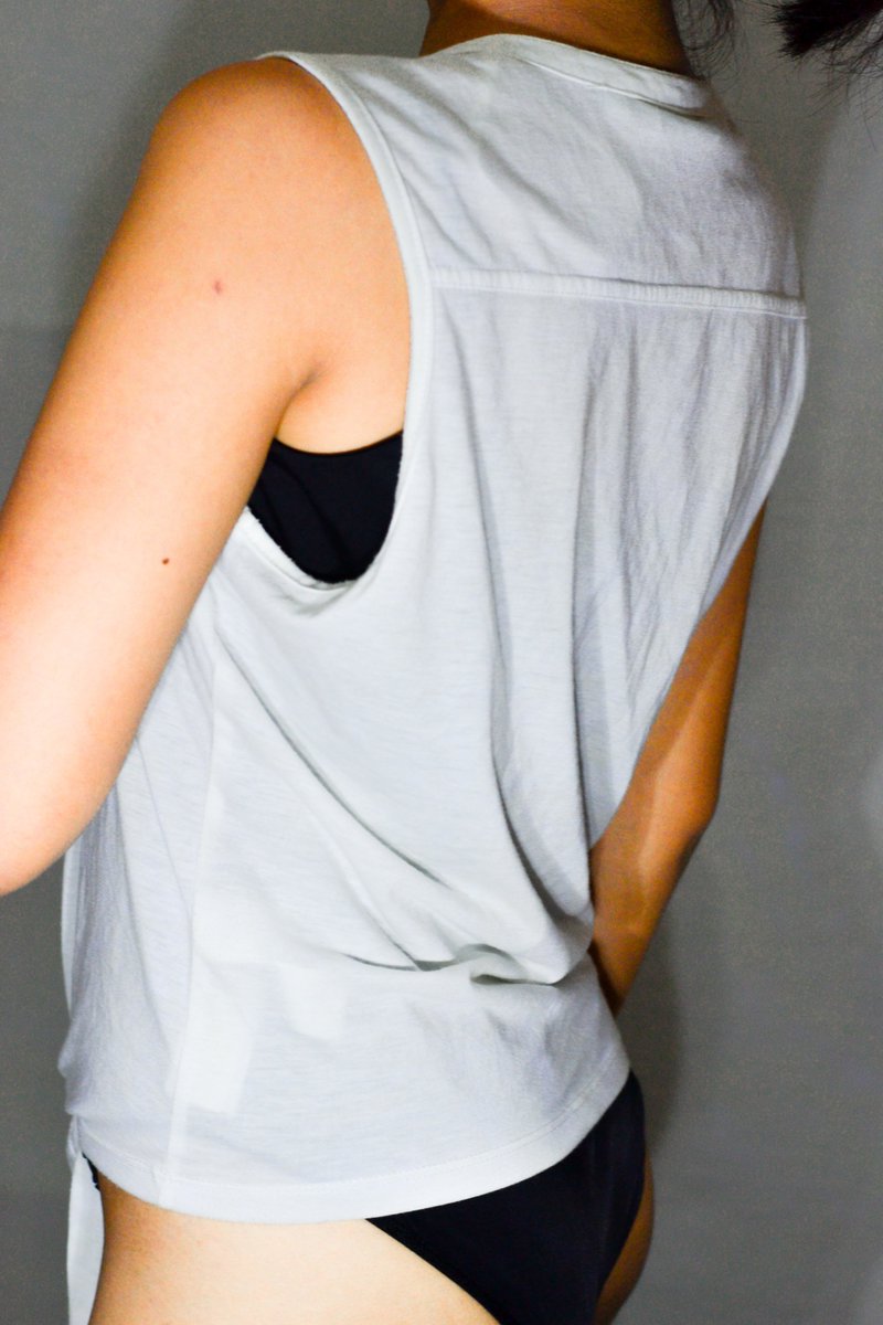 chencreates's tweet image. PLAIN WHITE TOP
Price: P119

SIZE: S
CONDITION: 10/10

The item have been used lightly.
All items in excellent condition unless noted.