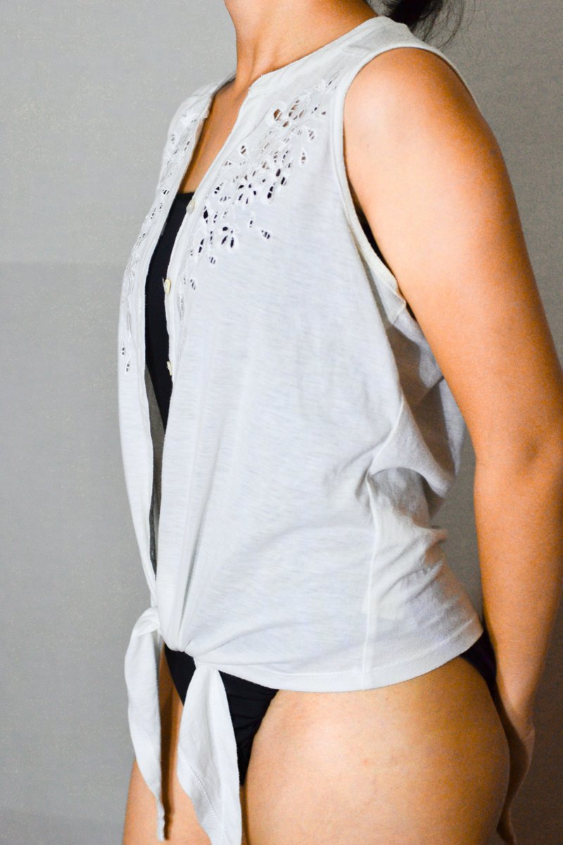 chencreates's tweet image. PLAIN WHITE TOP
Price: P119

SIZE: S
CONDITION: 10/10

The item have been used lightly.
All items in excellent condition unless noted.