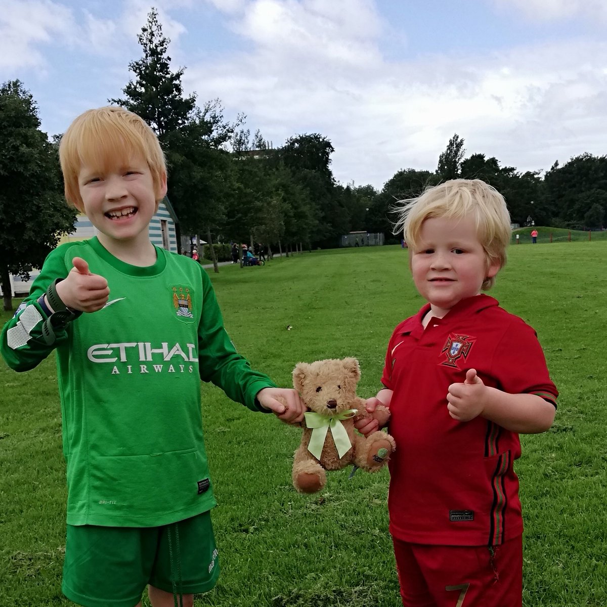 AchingArms's tweet photo. Rowan &amp; Jonah took part in the Great Solo Run, to raise money for Aching Arms in memory of their big sister Erin.  

They hoped to raise £30, but they smashed their target by raising £565!

Thank you &amp; well done Rowan &amp; Jonah ... We're super proud to have you on #TeamAchingArms https://t.co/MaTLNtYbPj