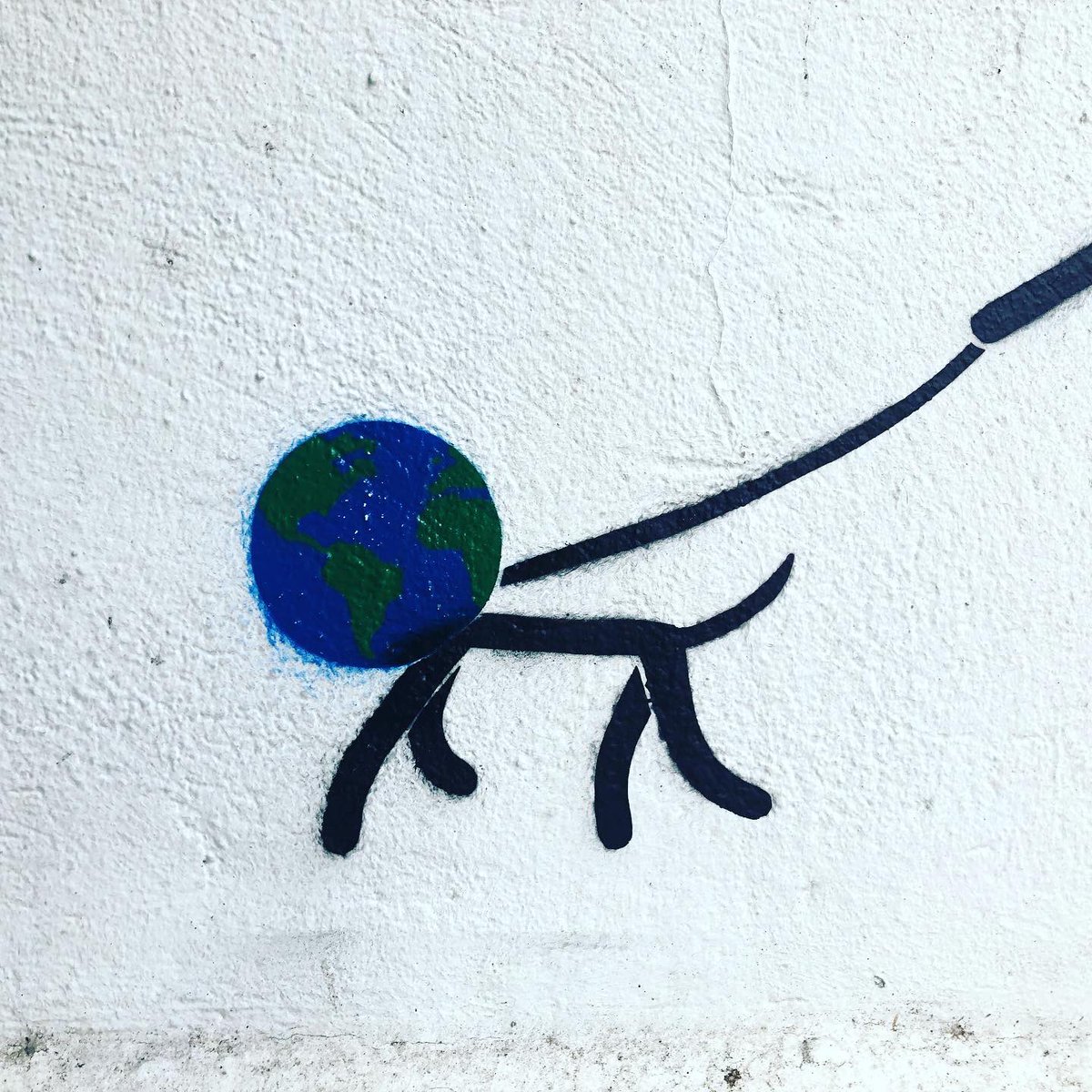 ASerranoSora's tweet photo. La Tierra 🌍, en manos de la #COVID19 🦠
Estarcido de @tescer52, visto en #Cádiz. https://t.co/NjeM1dFmuS