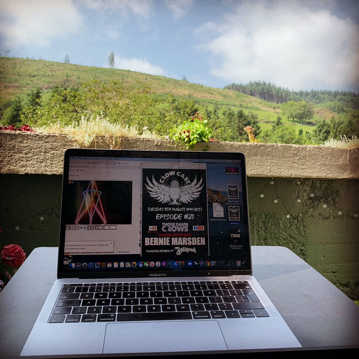 ronniehuxford's tweet photo. Coffee time and finishing off some work for tonight’s #crowcast
#thosedamncrows #stunningview #mysecondoffice #HomeSweetHome https://t.co/AgvrQBmx2P