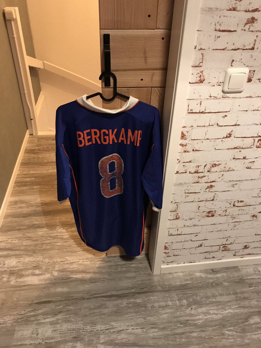 tiddy79's tweet photo. @Par7yPoison @TheKitmanUK This is the official writing, only a shame it’s blisterred caused by washing. Also a small 8 on the front of the shirt. https://t.co/kMHo3bC11P