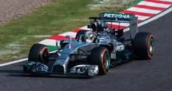 Hamilton had to close a 6s lead to his teammate in 3 laps it was a 4s lead Rosberg had but had gearbox issues which he tried resolving, that backfired and on lap 29 Lewis took the lead overtaking Rosberg on the Wellington straight and dominated the race from there and won by 30.s