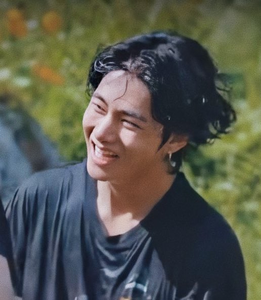His cute boxy smile, indeed😬😂
#TaehyungYouArePerfect
#taehyungsmile
#PreciousMomentLiving
@BTS_twt https://t.co/DurPgwt298