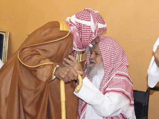 Hammad4555's tweet photo. #صورة_تعبيرية_لامثيل_لها
والدي حفظه الله - وهو يستقبل العم / عبدالعزيز بن سميحان السليمان السليمي في حفل زواج ابن العم   ..حفظهم الله رجال دين ووطن ..حيث والدي كان ضمن حرس جلالة المؤسس بقصرة بالطائف وحصل على وثيقة( خدمة شرف ) https://t.co/IqTf4akZMz