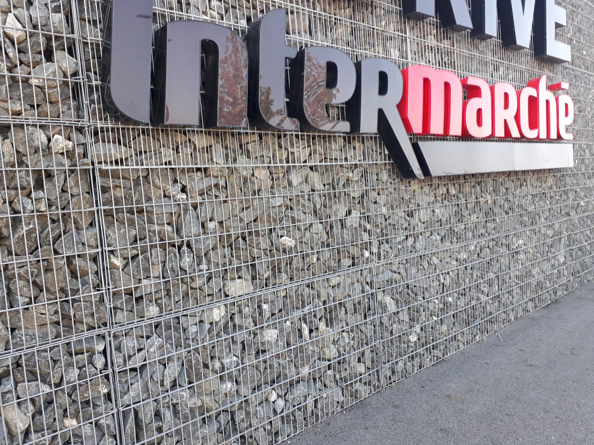 Metabrouteur's tweet photo. #INNACCEPTABLE
#INTOLERABLE
#CONDITIONSINHUMAINES

@Intermarché 

J ai été choqué des conditions de détention de ces cailloux dans cet hypermarché de Bretagne Nord.

Entassés derrières les barreaux, tels des sardines.

Comment peut on accepter cela ???

LIBEREZ LES CAILLOUX https://t.co/epEAq8BlpC