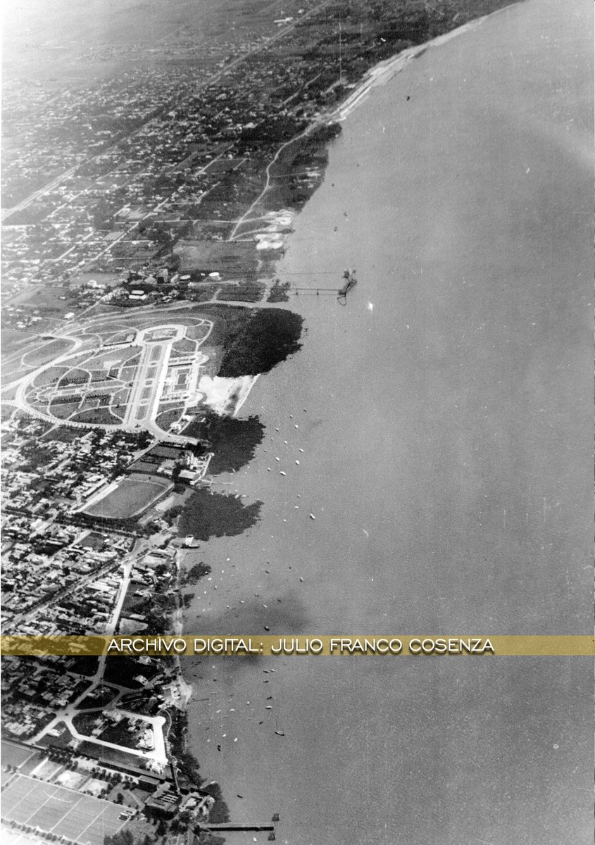 jufra66's tweet photo. Toma aérea de aeroplanos matrícula LV-VGA. Casi 10 de esas máquinas salieron a recorrer el éter rosarino y capturaron imágenes que nos muestran cómo era todo 100 años atrás. #gigantedearroyito #regatas #parquealem @antes_rosario https://t.co/7zC7rcL0Na