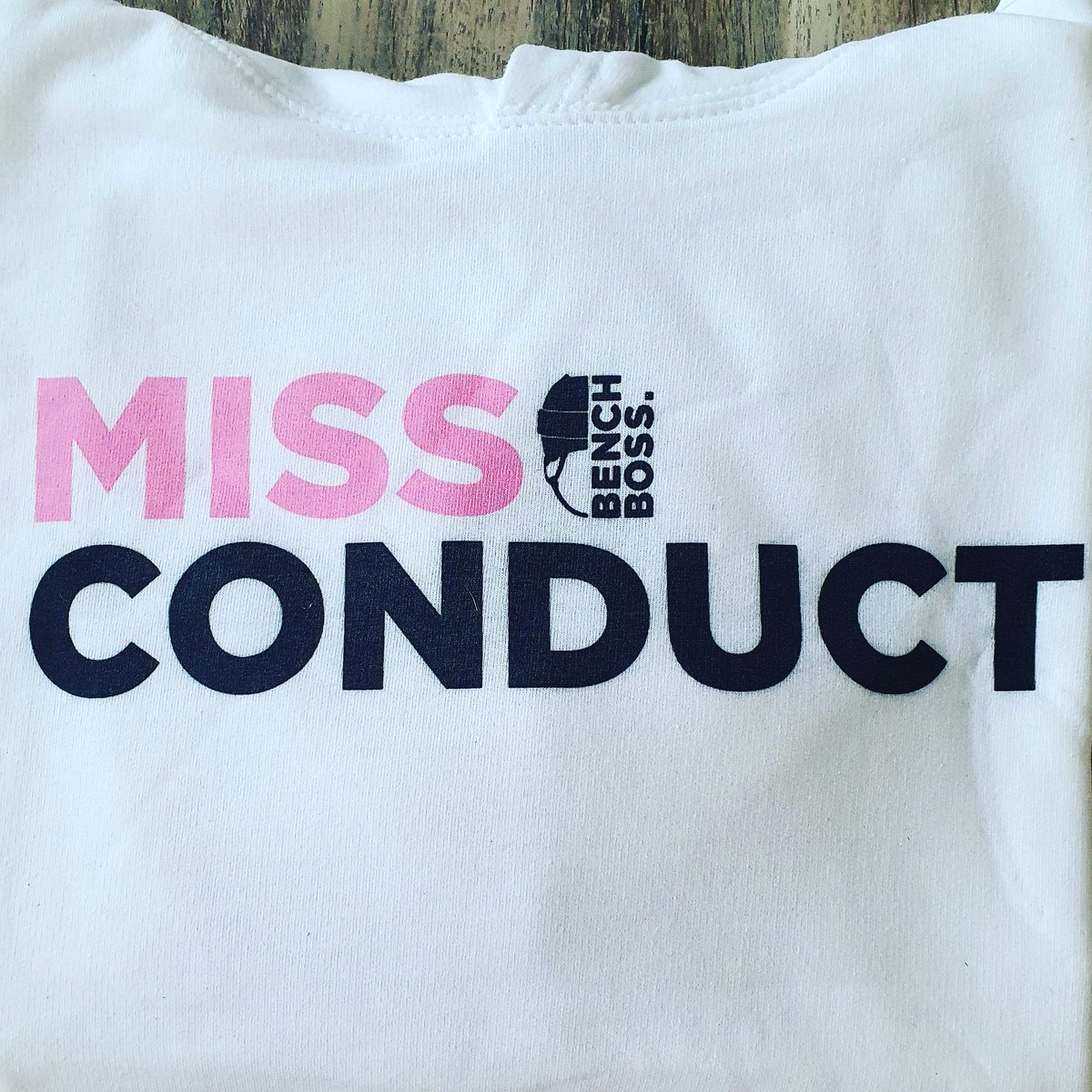 🙆‍♀️ Wie kent haar niet binnen het ijshockey? MISS CONDUCT! 😏 Deze print zal eerst alleen op wit verkrijgbaar zijn bij <a href="/BenchBossCasual/">Bench Boss.</a>. Drop jouw favoriete Miss Conduct in de comments! 💝
•
#BenchBoss #BenchBossCasuals #IJshockey #MissConduct #Casual #EisHockey #FaceOffNL