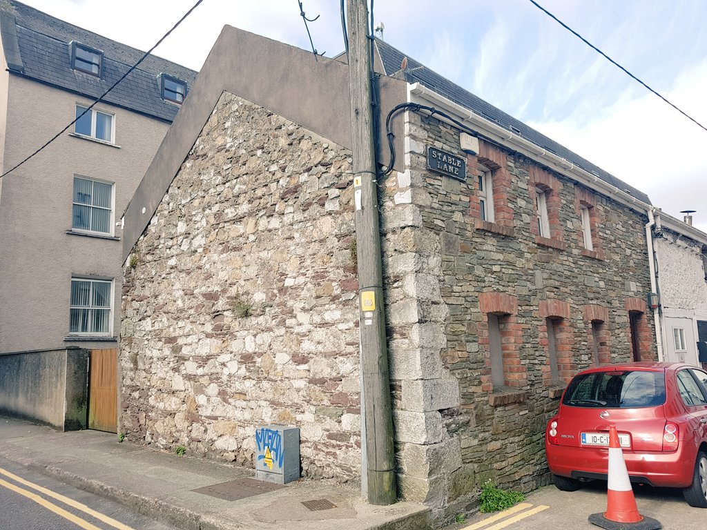 another vacant property in  #Cork city centre this old stable was rebuilt 20 years ago, from research it's been empty for a long while should be someone's home, workspace  #homelessness  #culturalheritage