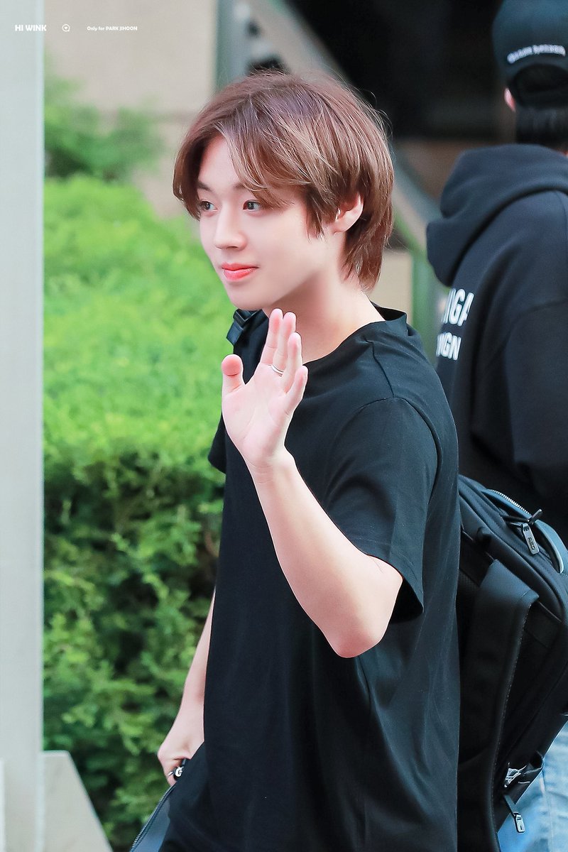 hi_wink0529's tweet photo. 200529 뮤직뱅크

안녕👋 지훈선배

#박지훈 #ParkJihoon @Park_Jihoon_twt https://t.co/49DRcXcmvd