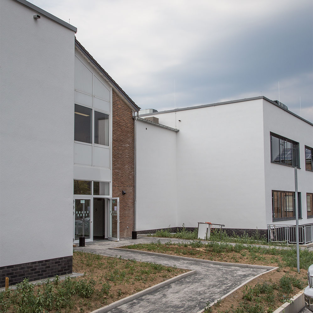 KlausPipke's tweet photo. Pünktlich zum Beginn des Schuljahres sind der Neubau an der Gesamtschule #Hennef-West und der Erweiterungsbau für die GGS Gartenstraße im #Schulcampus @stadthennef fertig! Danke an alle, die sich am Bau beteiligt haben, für die pünktliche Fertigstellung. https://t.co/zn46Htefgy https://t.co/0tLSSXaqew