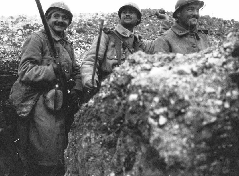 Bataille de verdun 1916.
Dans une tranchée de 1ère ligne, en 1916 : 3 soldats prêts à l'attaque, le sourire aux lèvres.