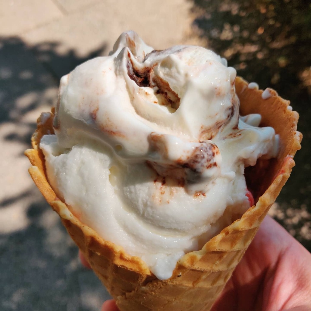 Shadowelf's tweet photo. Mein heutiges Mittagessen am #EisBattleDienstag
von den Eispiraten. Geschmacksrichtungen: Kinderschokolade, Zitrone und Erdbeer-Buttermilch
.
.
.
#Waffeleis #EisPiraten #EisPause #Mittagspause #Kinderschokoladeneis #Zitroneneis #Erdbeereis #erdbeerbutter… https://t.co/x8gUE4sWcH https://t.co/PG7a72azqL